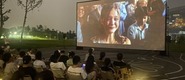 （日骚逼的视频转载）成都秋夜“新耍法”：到公园看坝坝电影